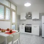 Nyaraló Emma *